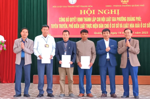 Lãnh đạo Hội Luật gia thành phố Thanh Hóa và phường Quảng Phú trao các quyết định kết nạp hội viên.jpg